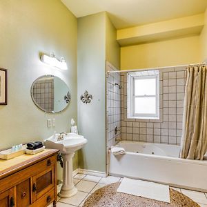 Deluxe Queen Suite